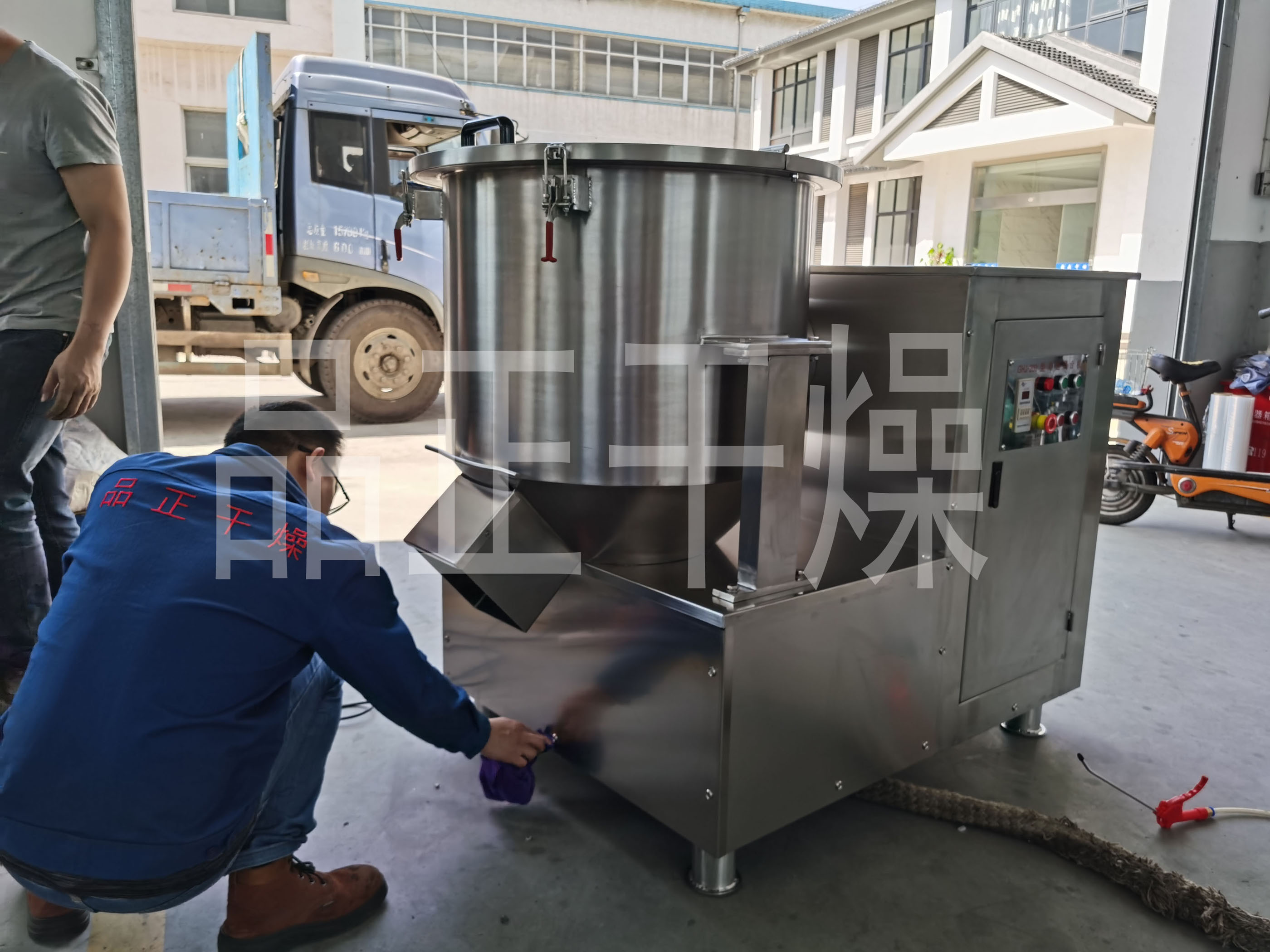 常州品正高速混合機(jī)是目前國(guó)內(nèi)較流行也是效果較好的干料混合和干濕料混合設(shè)備！